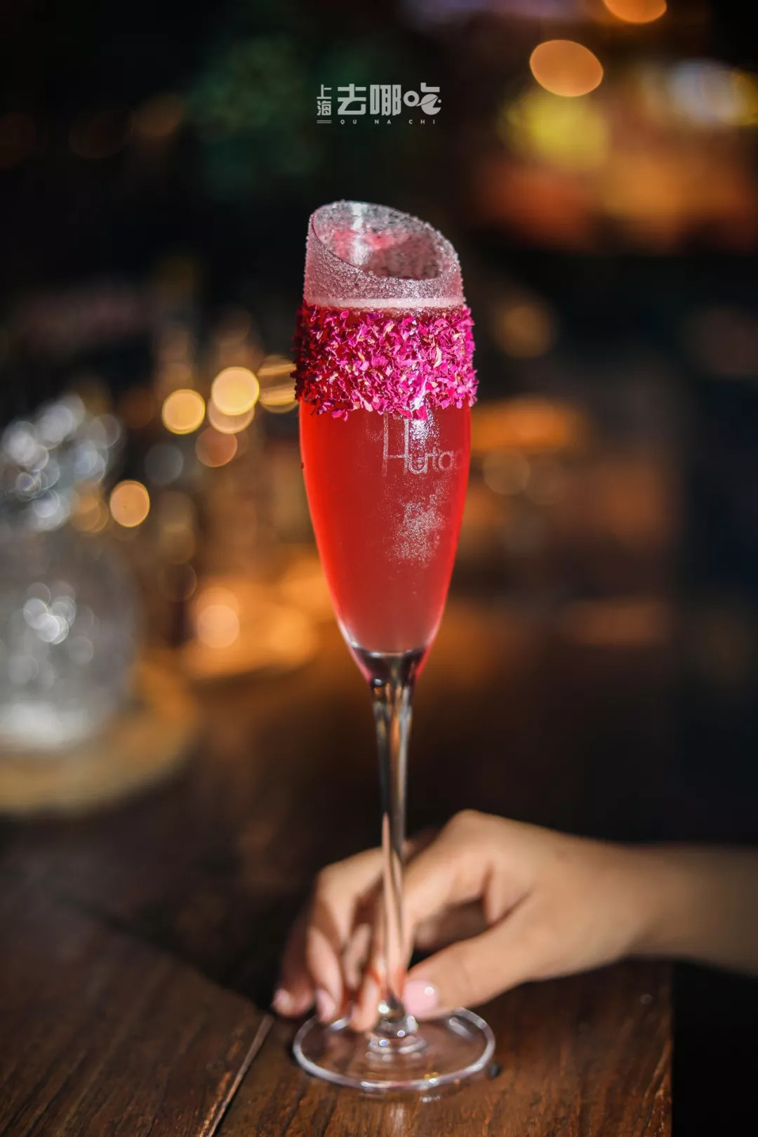 爱了,来杯"红唇".火辣,带有轻盈果香,热情绽放,宛如初恋!